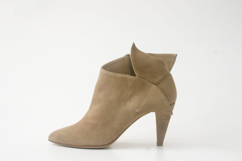 4red2 Suede high heels boots with assymetrical design