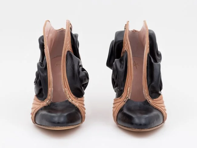 Front view: Handmade High heels pumps made from vegatble tanned leather using a traditional shoe making technique that combines innovative shoe design ideas