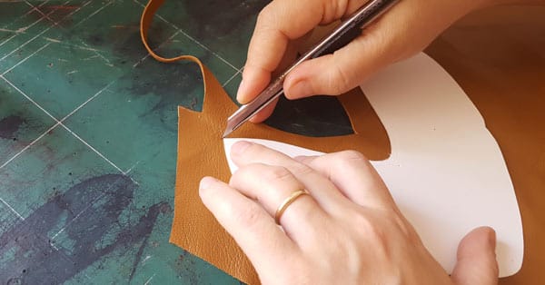 Cut-leather cutting leather by hand for women's bespoke footwear